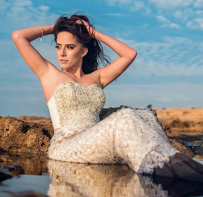 שמלת כלה לצילום על חוף הים באשדוד